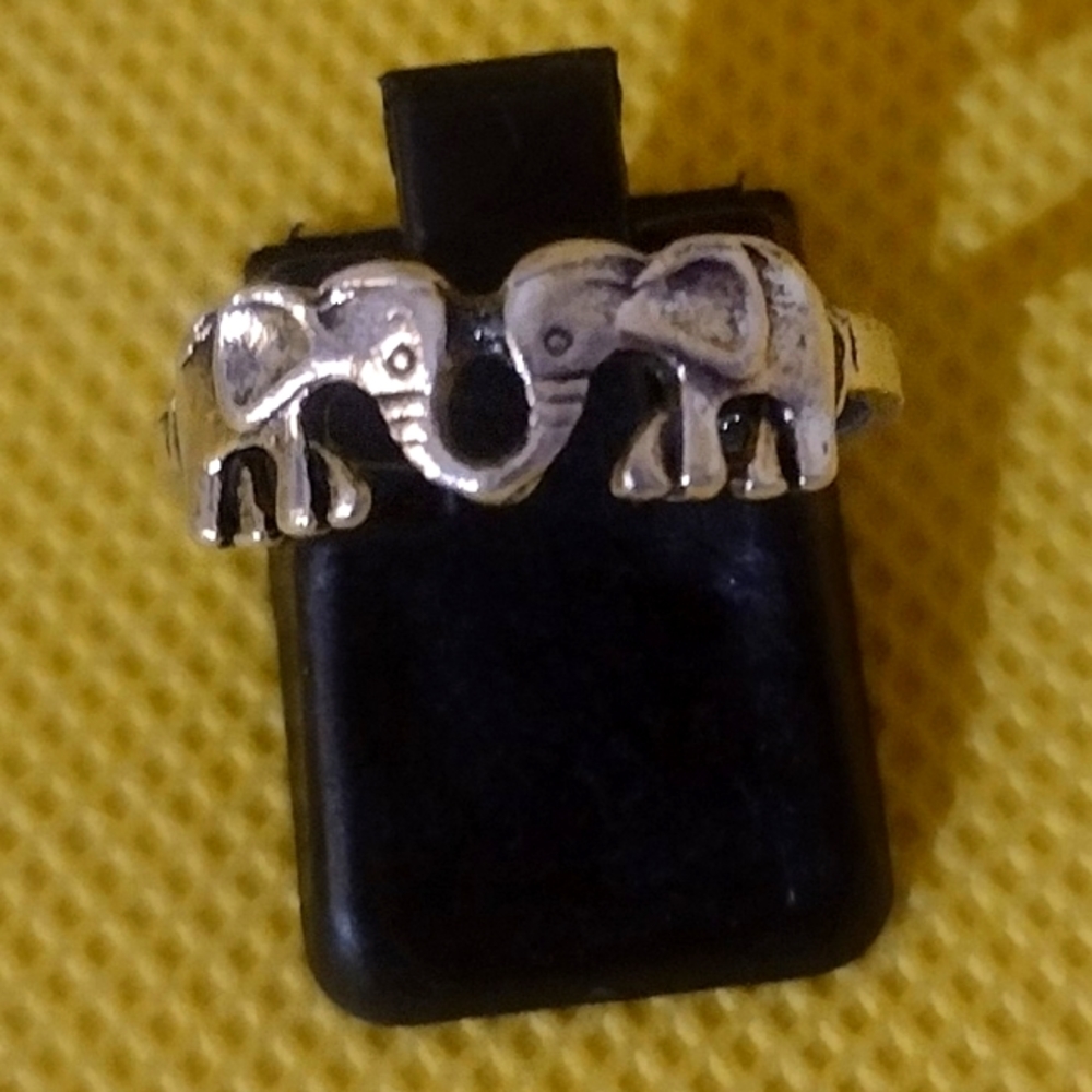 2/$10 Silver Tone Kissing Elephant Ring